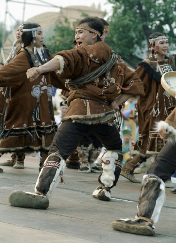 Depuis longtemps la Russie a hébergé des peuples avec des cultures, des réligions différantes. Dans la rubrique « Les peuples de la Russie » vous pouvez apprendre des peuples qui habitent notre Patrie vaste. Les Koriaks sont un peuple nomade du Kamtchatka qui habite dans le kraï du Kamtchatka, l’oblast de Magadan et le district autonome de Tchoukotka. Le nombre des Koriaks en Russie atteint 8,9 mille personnes. Sur la photo : une manifestation d’un ensemble de danse national koriak « Mengo ». - Sputnik Afrique