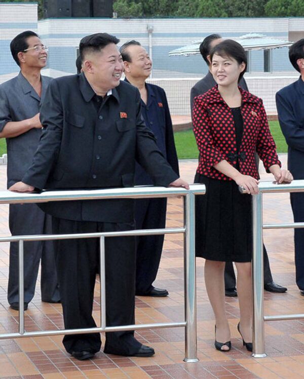 Selon une version, l’ancienne chanteuse se préparait pendant 6 mois au rôle de la première lady nord-coréenne dans l’Université Kim Ir Sen. Il est à noter que la vie privée des leaders nord-coréens représente un des secrets le mieux gardés dans ce pays. Notamment, les informations sur la date exacte de naissance du maréchal nord-coréen sont imprécises. D’après quelques sources, il est né en 1982, selon d’autres sources - en 1983. - Sputnik Afrique