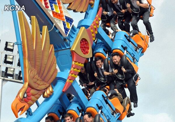 Sur la photo : Kim Jong-un (à droite) est en train de faire une attraction dans le nouveau parc d’attraction à Pyongyang. - Sputnik Afrique