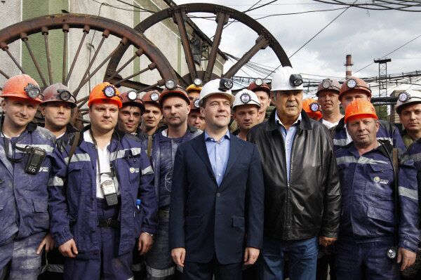 Dmitri Medvedev descend dans une mine de houille - Sputnik Afrique