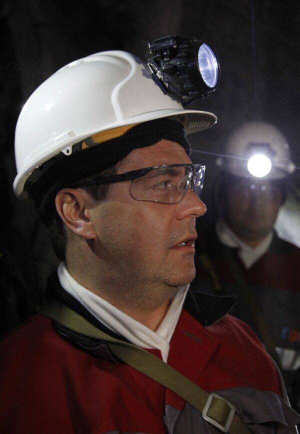 Dmitri Medvedev descend dans une mine de houille - Sputnik Afrique