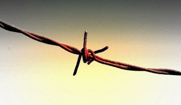 Un Italien a volé un morceau de fil de fer barbelé d'Auschwitz - Sputnik Afrique