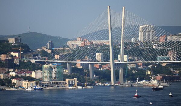 Vladivostok est située sur les collines pittoresques des rives de la baie de la Corne d'Or, un excellent endroit pour l'ancrage des bateaux, le commerce portuaire et la pêche, et les chantiers navals. Sur la photo: le pont à travers la baie de la Corne d'Or à Vladivostok. - Sputnik Afrique
