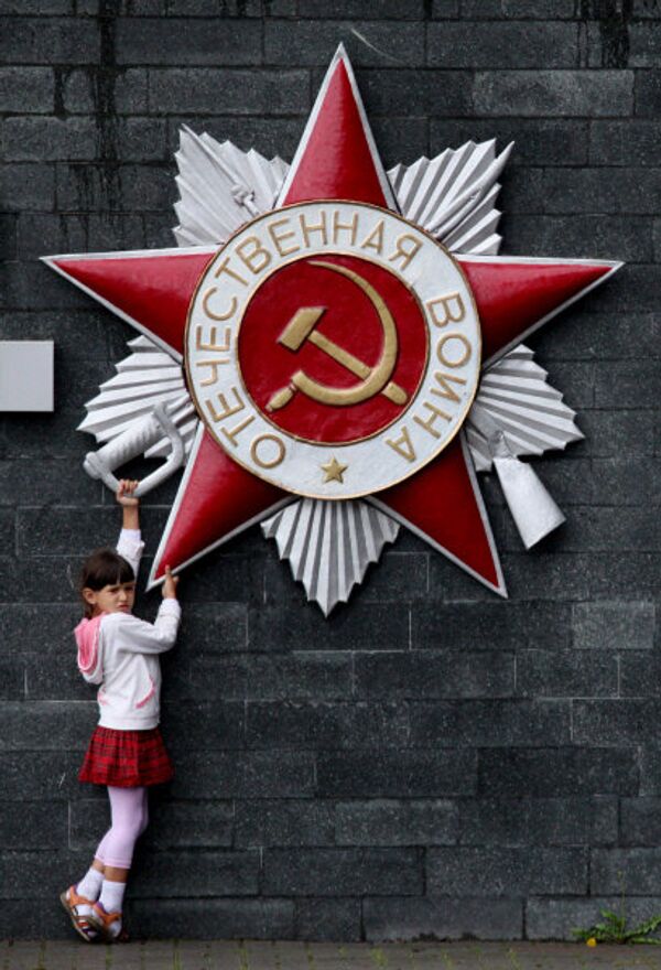Le 4 novembre 2010, Vladivostok a reçu le titre honorifique de «Ville de la gloire militaire ». Sur la photo: une fillette près du mémorial à la « Gloire de la Flotte du Pacifique » à Vladivostok. - Sputnik Afrique