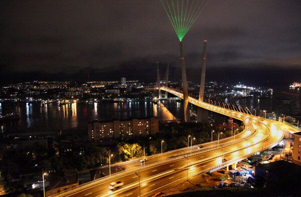 Vladivostok compte plus de 600 monuments historiques. Les traces du passé et du présent y cohabitent en harmonie. Des structures architecturales, construites il y a une centaine d'années, coexistent parfaitement avec des constructions modernes. - Sputnik Afrique