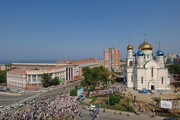 Vladivostok est un grand centre scientifique et culturel de l'Extrême-Orient. La filiale extrême-orientale de l’Académie des sciences de Russie, des universités, des académies et des instituts de recherche se trouvent dans cette ville. Sur la photo: L’Université russe de l’Extrême-Orient et le temple Pokrovski à Vladivostok. - Sputnik Afrique