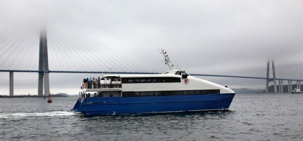 Sur la photo : le catamaran « Saint-Pétersbourg », conçu spécialement pour le transport des visiteurs du forum sur l'île Rousski, ainsi que pour des croisières. - Sputnik Afrique