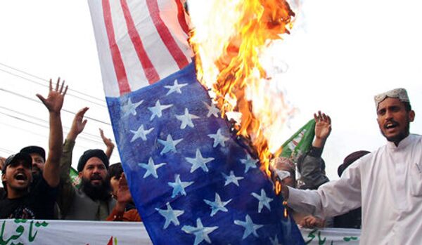 Des milliers de manifestants tentent d'accéder au consulat américain à Karachi - Sputnik Afrique