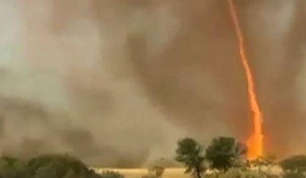 Une tornade de feu filmée en Australie (vidéo) - Sputnik Afrique