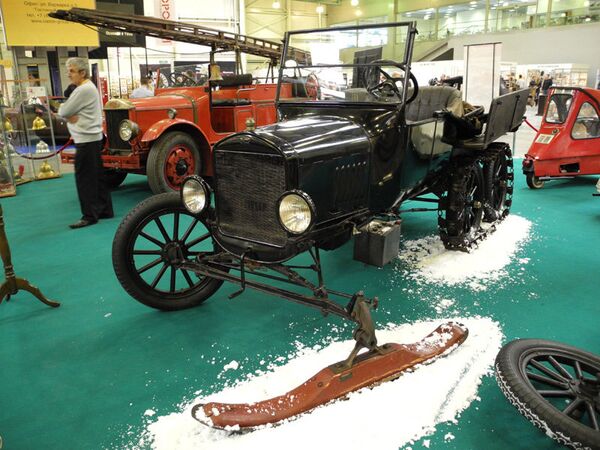 Des voitures légendaires à l'exposition Oldtimer-Gallery (Moscou) - Sputnik Afrique