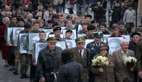 Kiev : une effigie en carton de Bandera pendue - Sputnik Afrique