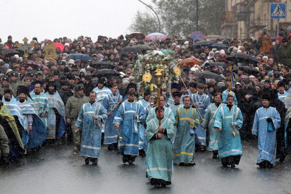 Sur la photo : membres de la procession religieuse à l’occasion de la fête de l’icône de Notre-Dame-de-Kazan à Kazan (Tatarstan). - Sputnik Afrique