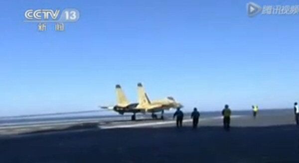 Le chasseur J-15 a atterri sur le porte-avion Liaoning - Sputnik Afrique