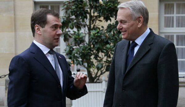Les premiers ministres russe et français inaugurent une exposition à Paris - Sputnik Afrique