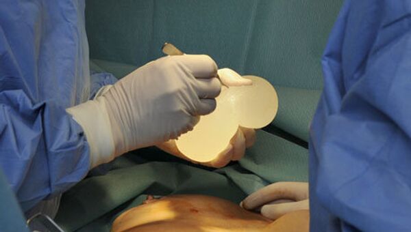 Les implants mammaires ont sauvé la vie d'une résidente du Canada - Sputnik Afrique