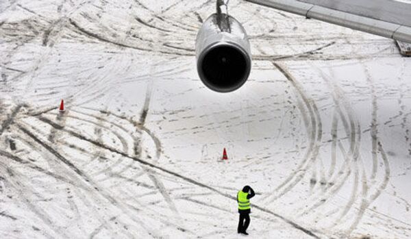Les chutes de neige perturbent le fonctionnement de l'aéroport de Francfort - Sputnik Afrique