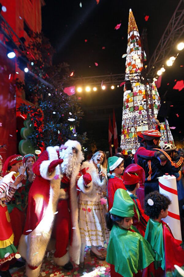 Un défilé de Noël s’est déroulé dans la capitale du Liban. Les rues de Beyrouth sont décorées avec des arbres de Noël, et sous ces arbres, les habitants de la ville dansent avec le père Noël et les lutins. - Sputnik Afrique