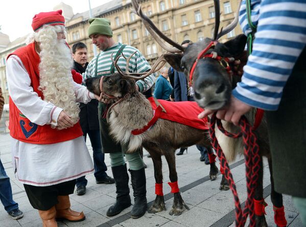 Le père Noël avec ses rennes a visité Budapest, la capitale de la Hongrie, lors des premières journées de décembre. - Sputnik Afrique
