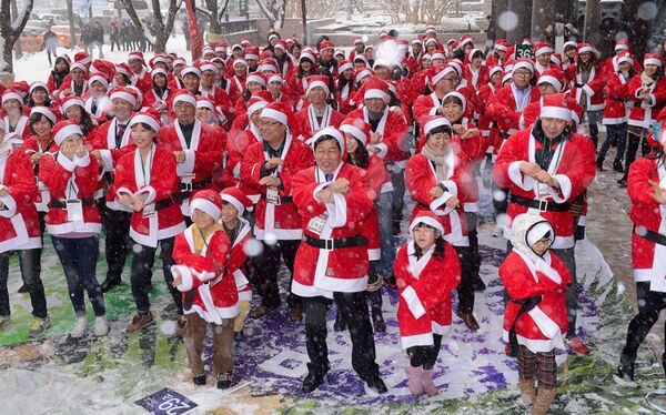 Pour réunir les fonds qui seront dépensés pour l’aide médicale destinée aux enfants prématurés, les pères Noël ont composé une danse spéciale qu’ils ont exécutée dans les rues de Séoul. - Sputnik Afrique