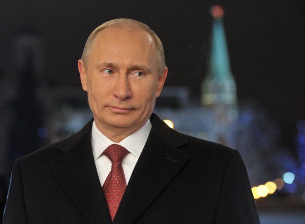 Selon la tradition, 5 minutes avant minuit, le 1er janvier, Vladimir Poutine s’est adressé aux Russes dans une allocution télévisée. Le président russe a souhaité à ces concitoyens la paix, la joie et l'harmonie, en les remerciant de leur confiance et leur soutien.Sur la photo : L’allocution du Nouvel an de Vladimir Poutine . - Sputnik Afrique