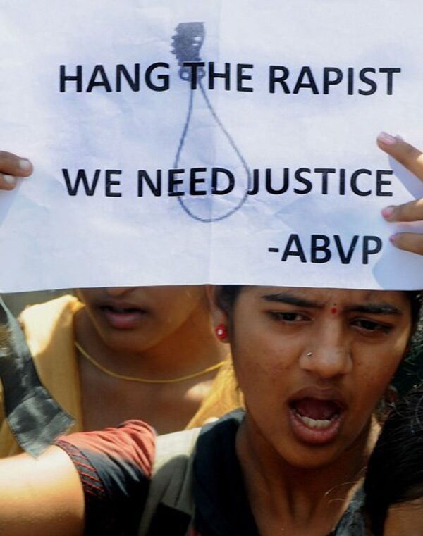 L’Organisme indien chargé de l'application de la loi a accusé officiellement les cinq criminels d’avoir violé et tué une étudiante. 2 500 avocats ont refusé de défendre les violeurs. - Sputnik Afrique