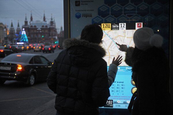 Sur la photo : un citadin étudie son itinéraire de transport en commun à un arrêt « intelligent » de la rue Tverskaya - Sputnik Afrique