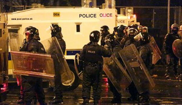 Les manifestants ont tabassé les policiers en Irlande - Sputnik Afrique