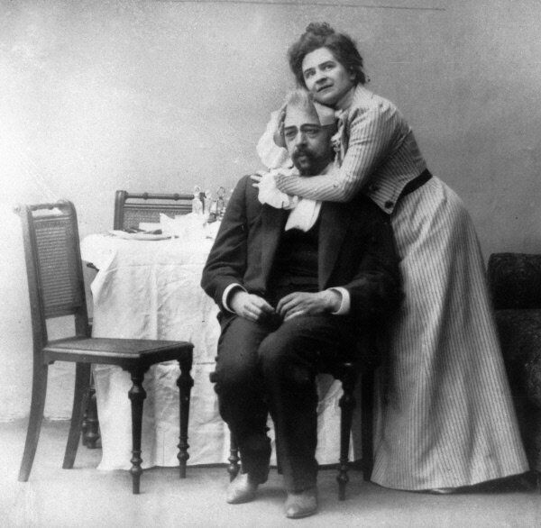 En 1936 Constantin Stanislavski a reçu le titre d’Artiste du peuple de l'URSS.Sur la photo : une scène du spectacle « La Mouette » au Théâtre d’art de Moscou. Olga Knipper joue le rôle d’Arkadina et Constantin Stanislavski joue le rôle de Trigorine. - Sputnik Afrique