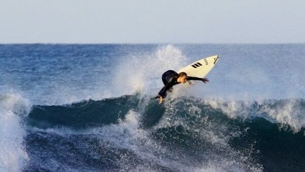 Un surfeur d'Hawaï maîtrise une vague de 30 mètres de haut - Sputnik Afrique