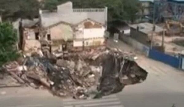 Chine : trois magasins se sont enfoncés sous terre (Vidéo) - Sputnik Afrique