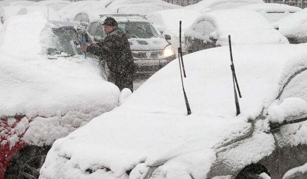 Lundi le 4 février la capitale russe a vu un nombre record de précipitations. Il a neigé toute la journée créant de longues files de voitures et des bouchons à Moscou dans la soirée. La tempête de neige a été accompagné par des rafales de 10-15 m/s. Actuellement les services publics gèrent les conséquences du blizzard en enlevant les tas de neige et en dégageant les routes. - Sputnik Afrique