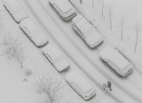 A cause des chutes de neige certaines voitures étaient complètement recouvertes de neige. - Sputnik Afrique