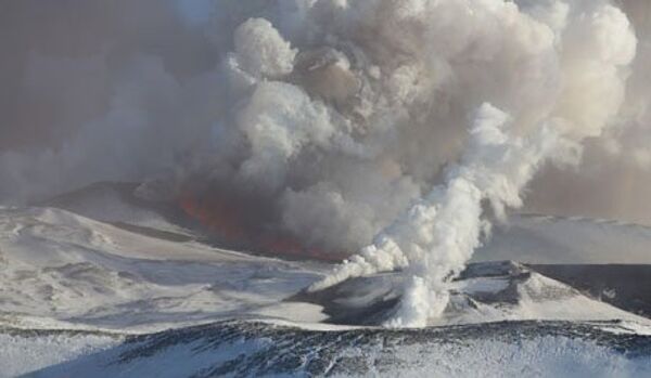 Kamtchatka : le volcan Ploski Tolbatchik éjecte des gerbes de lave - Sputnik Afrique