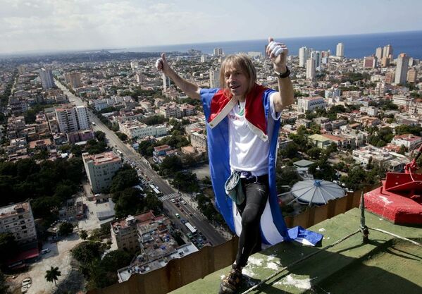 Arrivé sur le toit du Habana Libre, Robert a hissé le drapeau de Cuba. - Sputnik Afrique