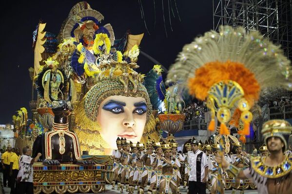 Les grandes villes de Rio de Janeiro et de Sao Paulo sont devenues les lieux principaux du carnaval, où étaient érigés les sambadromes énormes, sur lesquels auront lieu des compétitions entre les écoles de danse. - Sputnik Afrique