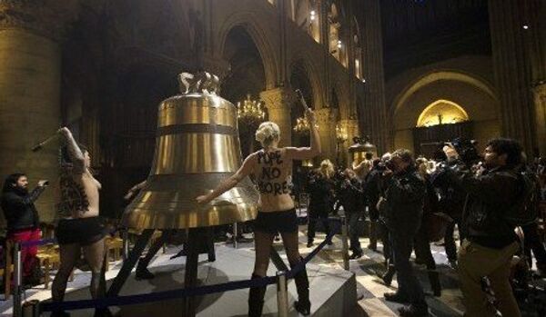 Les FEMEN se dénudent à Paris à l'occasion du départ du pape - Sputnik Afrique