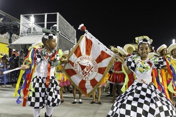 Sur la photo: la procession des plus jeunes porte-étendard de l'une des plus fortes écoles de danse brésiliennes au Sambadrome à Rio. - Sputnik Afrique