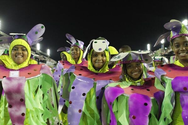 Sur la photo: la performance du groupe d'une des douze plus fortes écoles de samba aucarnaval à Rio de Janeiro. - Sputnik Afrique