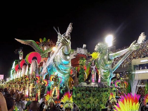 La danse de l'école Mosidade Indépendant de la région Padre Miguel a rappellé le festival Rock in Rio, qui s'est tenue dans la ville en 2011. Dans sa procession cette fameuse écolea montré aux spectateurs de divers directions musicales en leurs ayant combinées dans unedanse incendiaire. - Sputnik Afrique
