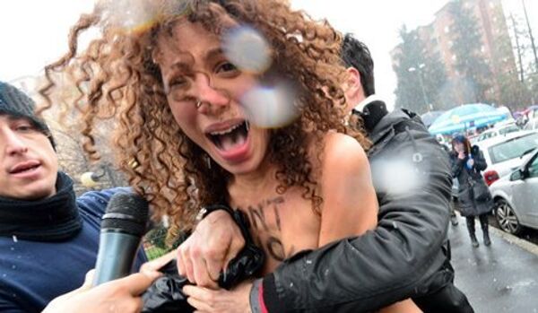 Les militantes de FEMEN se sont mises nues pour Berlusconi - Sputnik Afrique