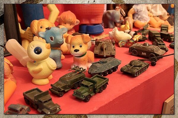 Sur la photo : des jouets pour enfants (poupées en plastique, des petits chiens en caoutchouc, des petits chats, des tanks en métal, des Katiouchas, des petits camions). - Sputnik Afrique