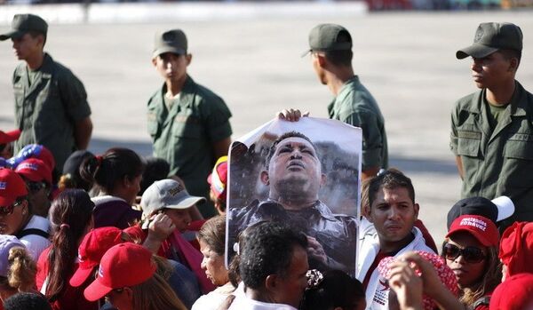 Les Vénézuéliens reviennent dire au revoir à Chavez - Sputnik Afrique