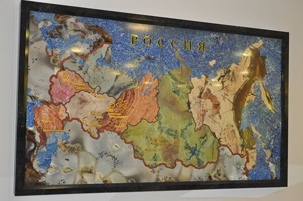 Sur la photo : la carte de la Russie fabriquée en divers minéraux. - Sputnik Afrique