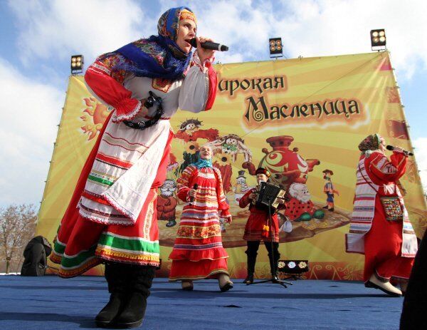 Les festivités de la Maslenitsa se sont terminées la veille du début du carême par l’adieu à la Grande Maslenitsa. Lors du dernier jour de la Maslenitsa, il faut finir de manger les blinis, beaucoup danser, beaucoup s’amuser, brûler le mannequin en paille et demander pardon à tout le monde. Voyons donc comment se fête la Maslenitsa en Russie.Sur la photo : les festivités de la Maslenitsa au parc Kolomenskoe de Moscou. - Sputnik Afrique
