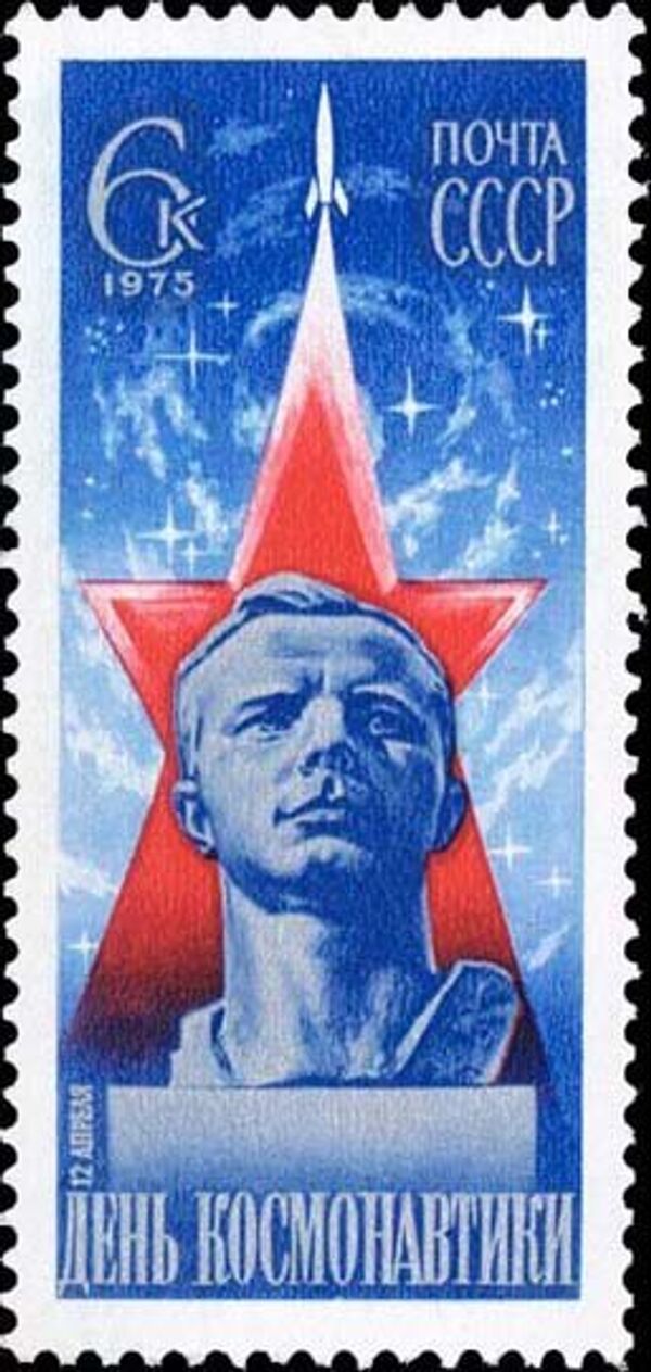Le vol de Gagarine est précédé de plusieurs vols sans équipage destinés à mettre au point le vaisseau Vostok qui doit l'emporter dans l'espace. Les caractéristiques de la version Vostok 1K, destinée uniquement aux vols d'essai, sont fixées en avril 1960. Cinq vols de Vostok 1K emportant des chiens s'échelonnent entre mai et décembre 1960.Sur la photo : un timbre consacré à la Journée de l’astronautique, 1975 - Sputnik Afrique