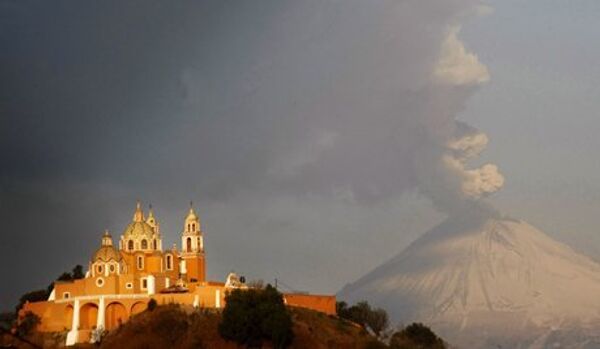 Une ville mexicaine ensevelie sous les cendres du volcan Popocatepetl - Sputnik Afrique