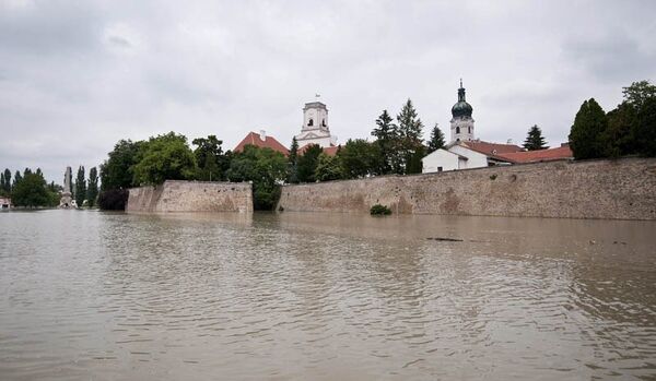 Budapest renforce ses barrages contre les inondations - Sputnik Afrique