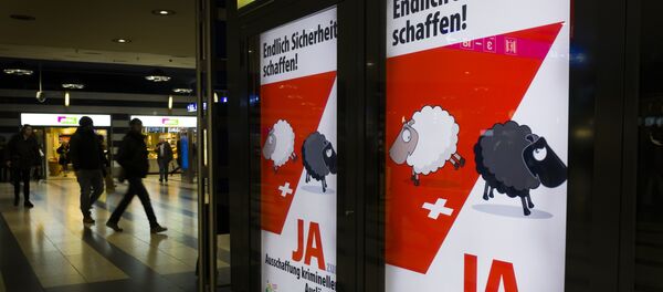 Affiche de campagne de l’Union démocratique du centre, parti politique suisse conservateur et nationaliste, en faveur du oui pour le référendum sur l’éviction des étrangers ayant commis un délit - Sputnik Afrique