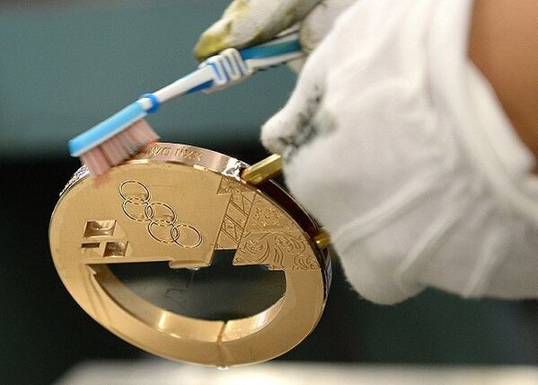 Les médailles d'or olympiques de Sotchi sont fabriquées en argent plaqué recouvert d’or plaqué de contrôle 999. - Sputnik Afrique