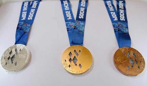 Les médailles paralympiques possèdent des gravures en braille, et une gravure des trois hémisphères qui sont le symbole paralympiques (à droite sur les médailles). - Sputnik Afrique